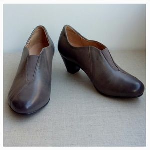 Taos Women US 6 Taupe Leather Slip-On Booties